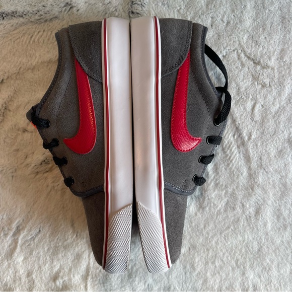 Nike Toki Low Suede Casual shoe . Boys size 5 - Picture 8 of 15